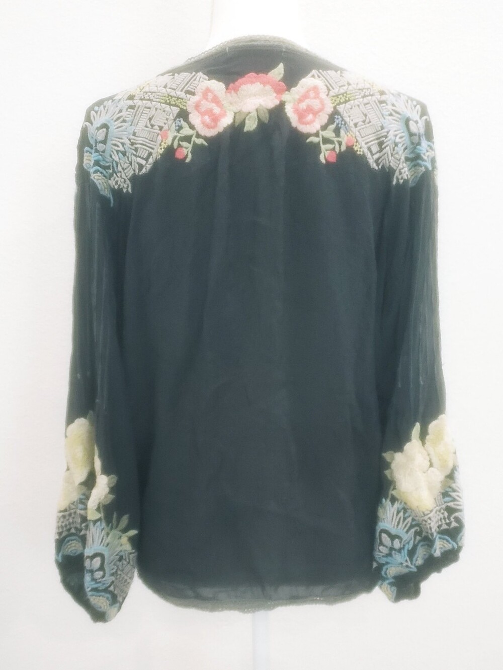 Johnny Was Gray Floral Embroidered Boho Blouse Size Medium - Picture 5 of 7